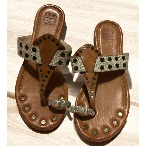 Frye tan leather sandals brass  studs on the toe post. Size 8 - Picture 1 of 7